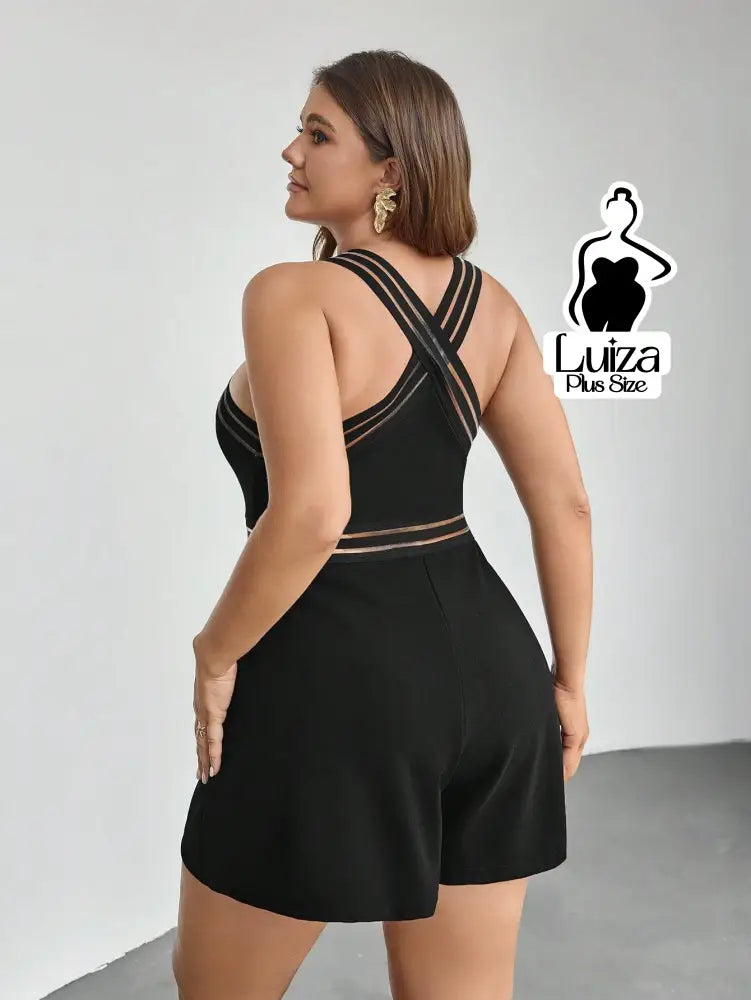 Macacão Curto Justo Decote Cruzado Detalhe Tule Plus Size Macacão Curto Justo Decote Cruzado Detalhe Tule Plus Size