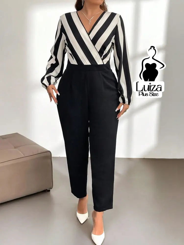 Macacão Longo Elegante Decote Transpassado Listrado Plus Size Macacão Longo Elegante Decote Transpassado Listrado Plus