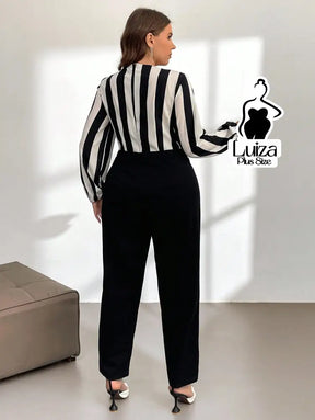 Macacão Longo Elegante Decote Transpassado Listrado Plus Size Macacão Longo Elegante Decote Transpassado Listrado Plus