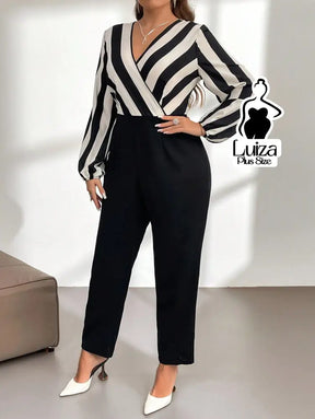 Macacão Longo Elegante Decote Transpassado Listrado Plus Size Macacão Longo Elegante Decote Transpassado Listrado Plus