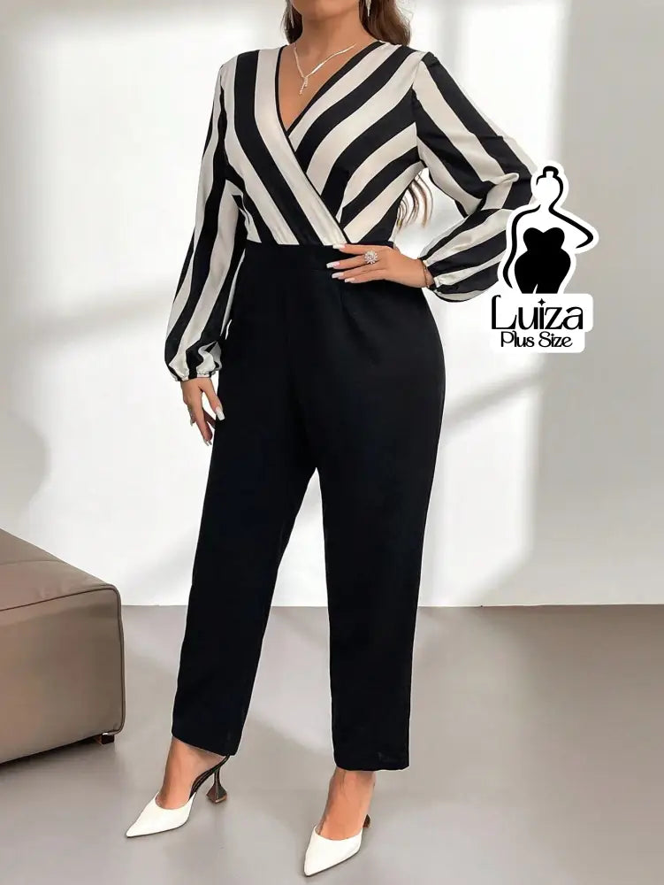 Macacão Longo Elegante Decote Transpassado Listrado Plus Size Macacão Longo Elegante Decote Transpassado Listrado Plus