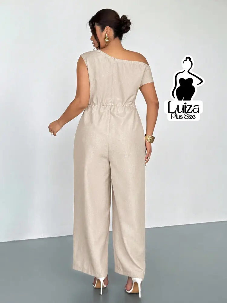 Macacão Longo Pantalona Decote Assimétrico Elegante Plus Size Macacão Longo Pantalona Decote Assimétrico Elegante Plus