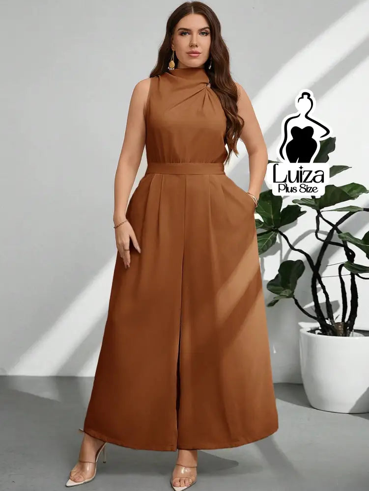 Macacão Longo Sem Mangas Gola Alta Drapeada Plus Size Macacão Longo Sem Mangas Gola Alta Drapeada Plus Size