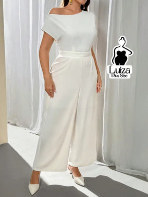 Macacão Longo Sofisticado Decote Canoa Estruturado Plus Size Macacão Longo Sofisticado Decote Canoa Estruturado Plus