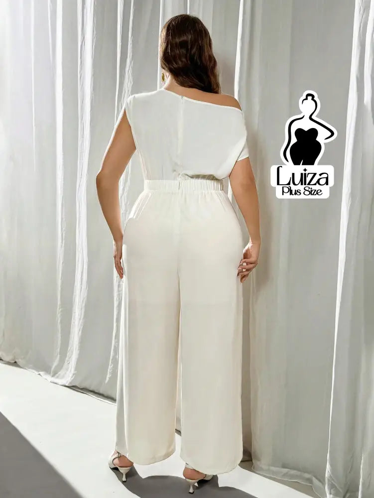 Macacão Longo Sofisticado Decote Canoa Estruturado Plus Size Macacão Longo Sofisticado Decote Canoa Estruturado Plus