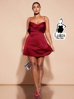 Vestido Curto Alças Finas Decote Drapeado Plus Size Vestido Curto Alças Finas Decote Drapeado Plus Size