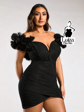 Vestido Curto Justo Manga Bufante Decote Profundo Plus Size Vestido Curto Justo Manga Bufante Decote Profundo Plus Size