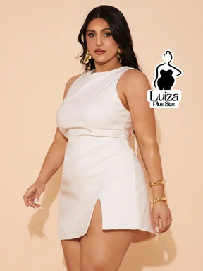 Vestido Curto Minimalista Sem Mangas Fenda Lateral Plus Size Vestido Curto Minimalista Sem Mangas Fenda Lateral Plus
