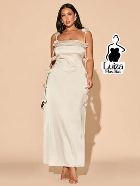 Vestido Longo Drapeado Aplicações Florais Laterais Plus Size Vestido Longo Drapeado Aplicações Florais Laterais Plus