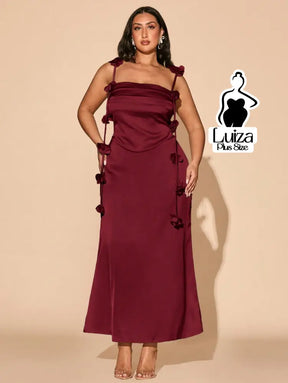 Vestido Longo Drapeado Aplicações Florais Laterais Plus Size Vestido Longo Drapeado Aplicações Florais Laterais Plus