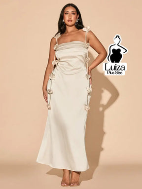 Vestido Longo Drapeado Aplicações Florais Laterais Plus Size Vestido Longo Drapeado Aplicações Florais Laterais Plus