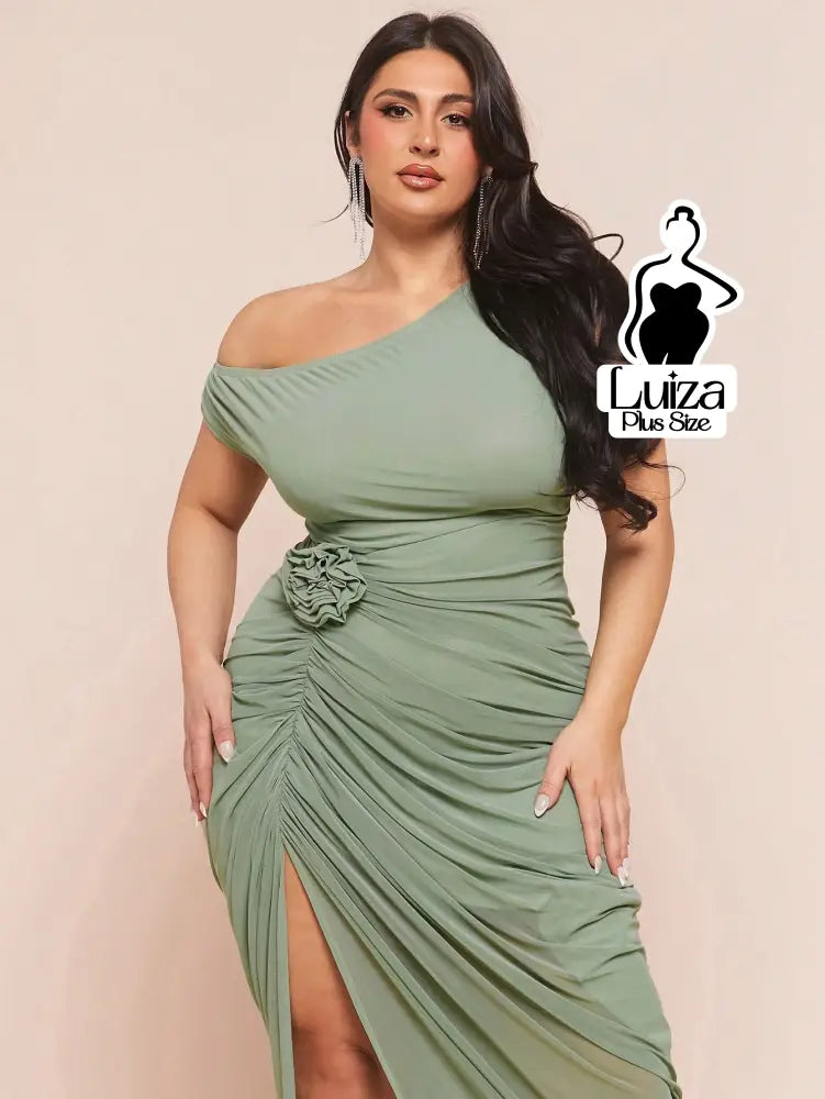Vestido Longo Um Ombro Só Drapeado Detalhe Floral Plus Size Vestido Longo Um Ombro Só Drapeado Detalhe Floral Plus Size