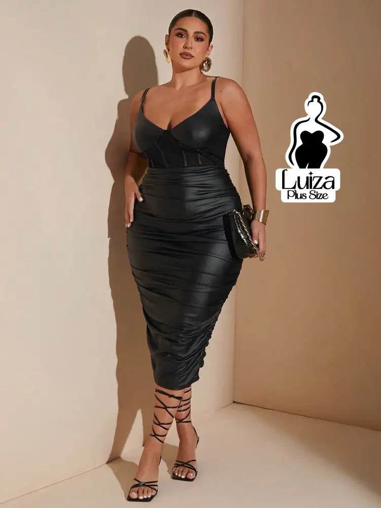 Vestido Midi Couro Sintético Decote V Drapeado Plus Size Vestido Midi Couro Sintético Decote V Drapeado Plus Size
