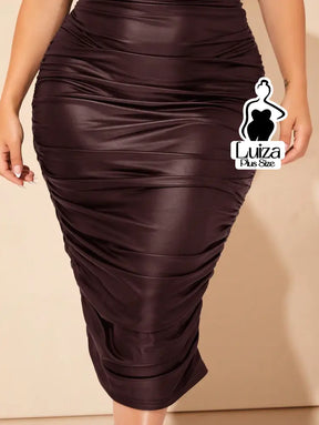 Vestido Midi Justo Couro Sintético Drapeado Plus Size Vestido Midi Justo Couro Sintético Drapeado Plus Size