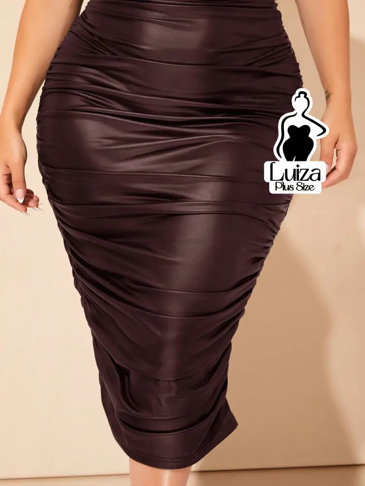 Vestido Midi Justo Couro Sintético Drapeado Plus Size Vestido Midi Justo Couro Sintético Drapeado Plus Size