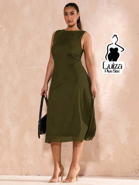 Vestido Midi Minimalista Sem Mangas Elegante Plus Size Vestido Midi Minimalista Sem Mangas Elegante Plus Size